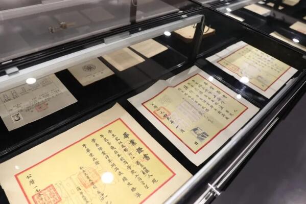 图4 “文献集珍”版块展品