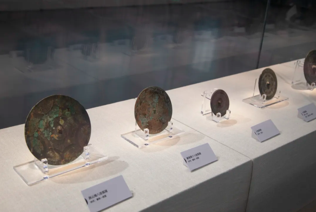 图3 铜镜展品